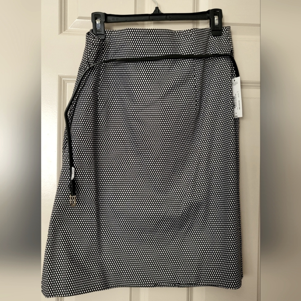 Women's skirt, balck and white lattice pattern, size 16 NWT.